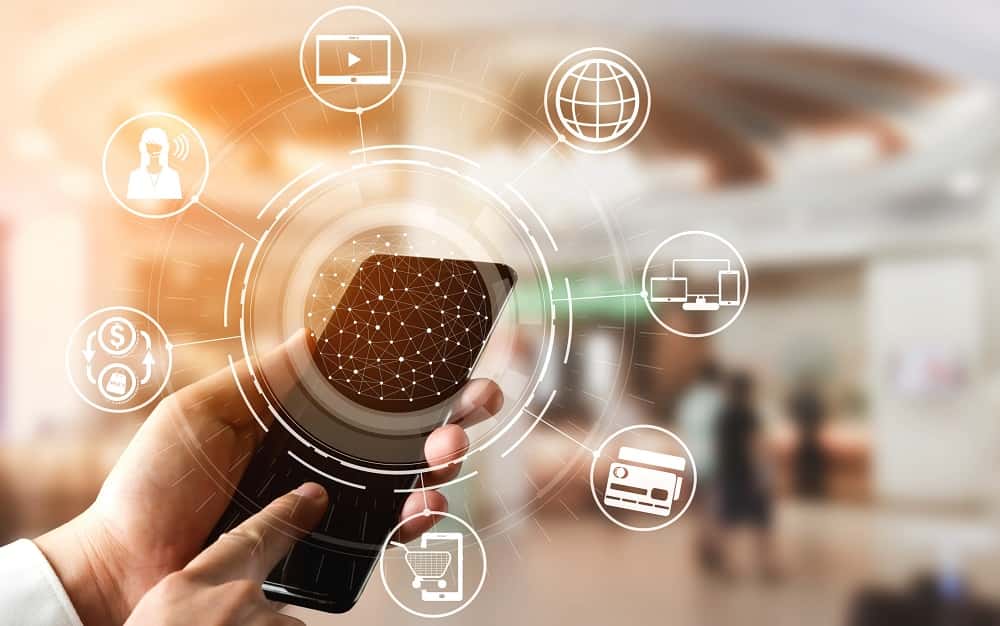 Familia ecuatoriana disfrutando de internet de alta velocidad en casa